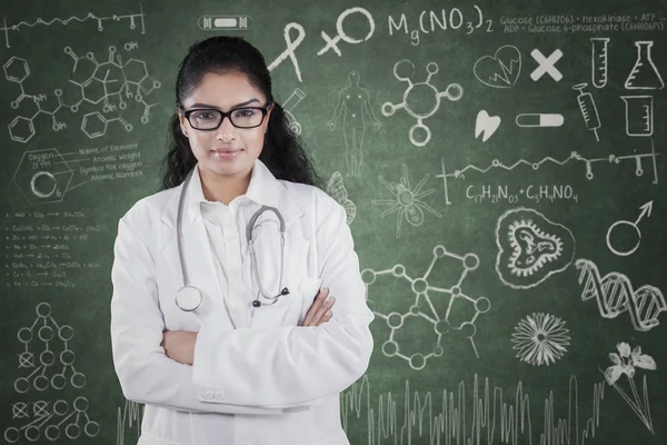 Asiática sonriente médico femenino — Foto de Stock