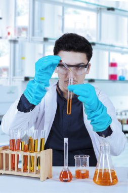 Erkek bilim adamı araştırma laboratuvarında yapıyor