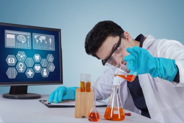 Kimya laboratuvarında ile çalışan bilim adamı
