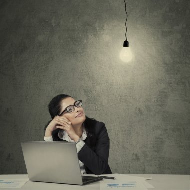 Genç Asyalı girişimci lamba arıyorsunuz