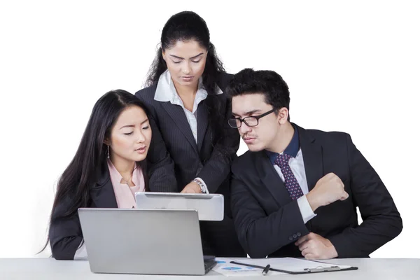 Equipe de negócios olhando para tablet — Fotografia de Stock