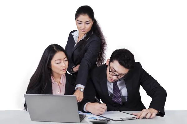 Équipe d'affaires travaillant sur bureau avec ordinateur portable — Photo