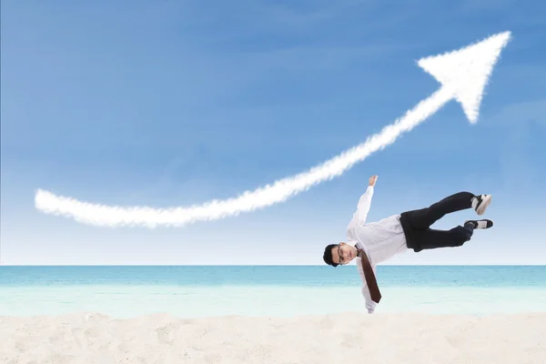 Akrobatyczny biznesmen wykonać ruch sukces na plaży — Zdjęcie stockowe