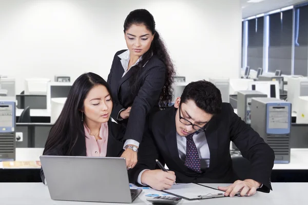 Dipendenti occupati in ufficio — Foto Stock