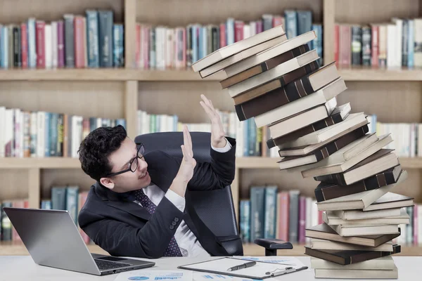 Uomo d'affari caucasico con libri — Foto Stock