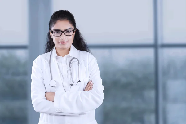 Närbild av kvinnliga läkare vikta händer — Stockfoto
