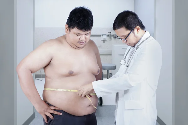 Врач, осматривающий ожирение пациента 3 — стоковое фото