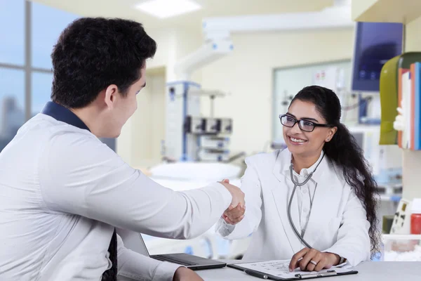 Zahnärztin schüttelt Patientin die Hand — Stockfoto