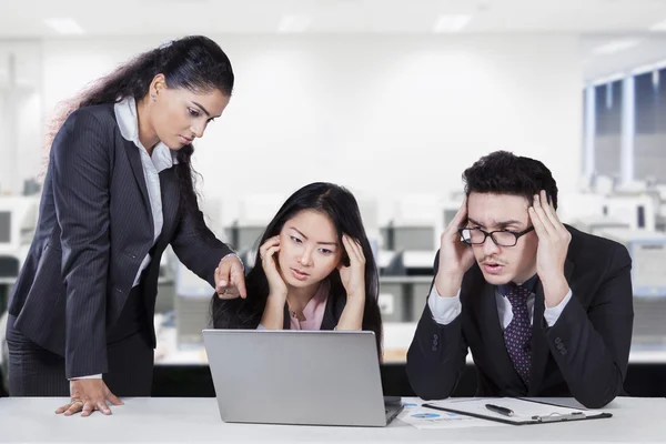 Kvinnlig manager visar arbetarna misstag — Stockfoto