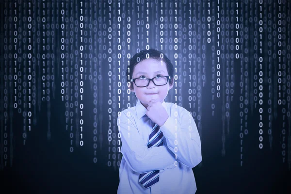 Маленький мальчик смотрит на двоичный код — стоковое фото