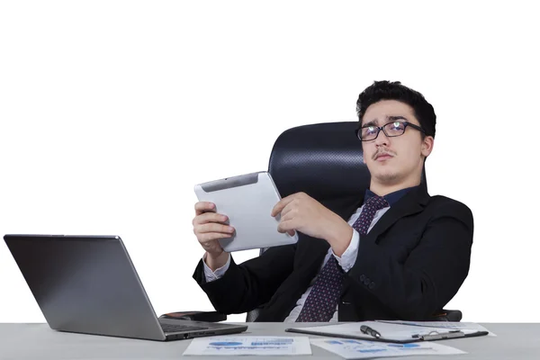 Male worker holding a tablet at desk — Stock Photo, Image