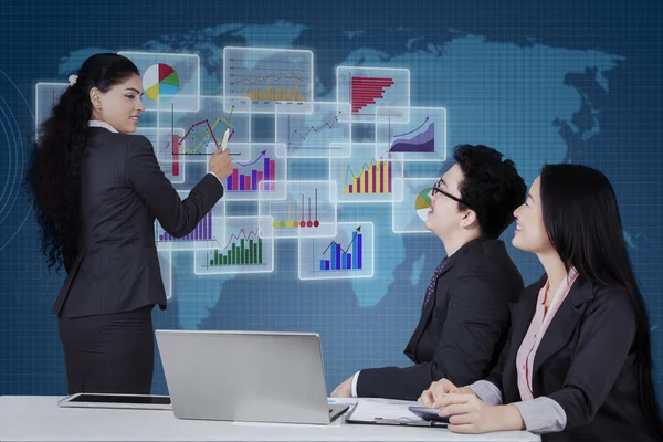 Manager explaining financial chart on screen — Stock Photo, Image