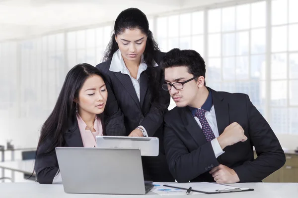 Manager showing business plan at team — Stock Photo, Image
