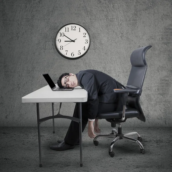 Καταπονημένος διευθυντής στον ύπνο στο γραφείο — Φωτογραφία Αρχείου