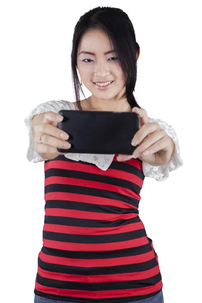 Pretty chinese girl taking selfie picture — Stock Photo, Image