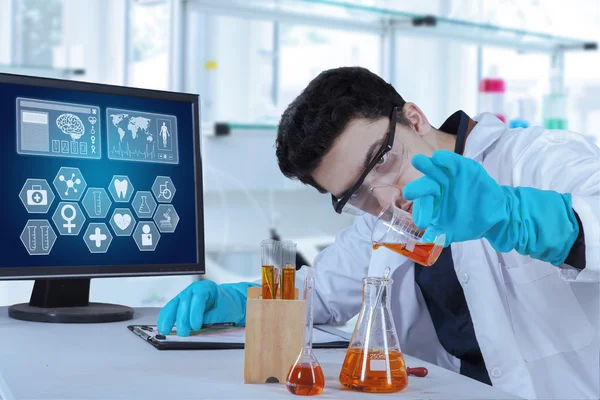 Wetenschapper gieten chemische stof in de reageerbuis — Stockfoto