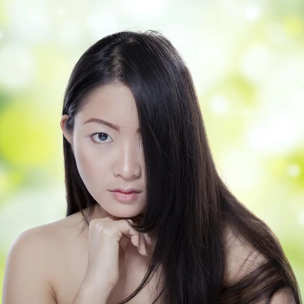 单纯的皮肤、 黑头发的女人 — 图库照片
