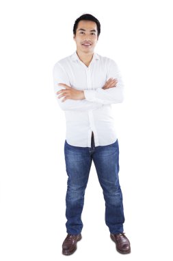 Studio gülümseyen mutlu casual adam