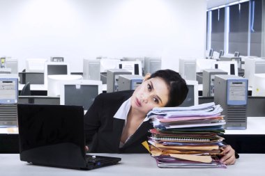 Overworked işkadını almak bir dinlenme 1