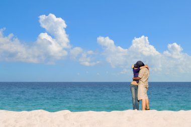 Romantik Çift beyaz kumlu plaj öpüşme