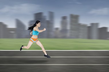 dışında çalışan genç bir kadın