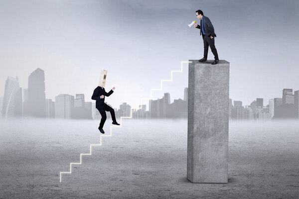 Анонимный бизнесмен звонит своему лидеру
