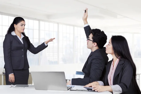 Besprechung des Geschäftsteams im Büroraum — Stockfoto