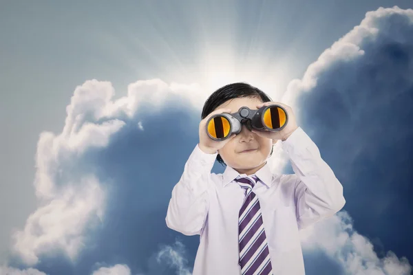 Close-up business boy holding binoculars outdoor — Stock Photo, Image