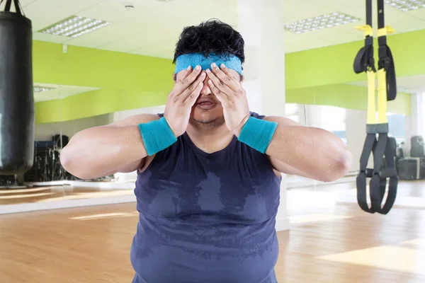 Hombre gordo cansado después del entrenamiento — Foto de Stock