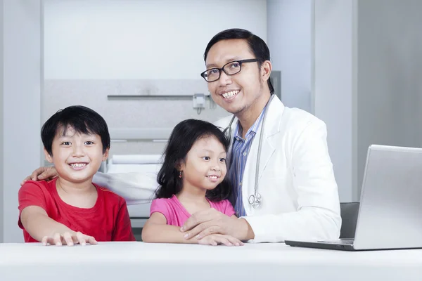 Médecin amical avec enfants — Photo