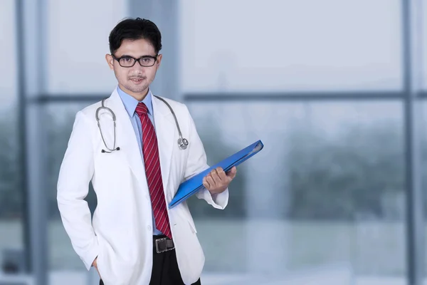Stilig läkare står nära fönstret — Stockfoto