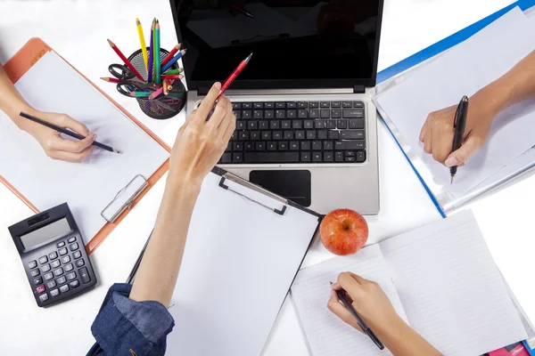 Hochwinkel-Ansicht der Studentenhände beim Lernen 2 — Stockfoto