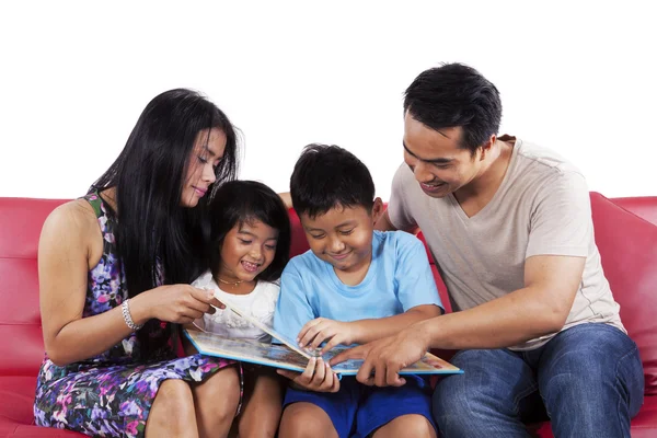 Parents read a story book for children — Stock Photo, Image