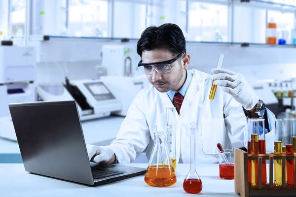 Científico haciendo investigación en laboratorio — Foto de Stock
