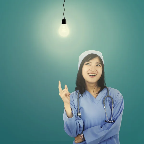Slimme chirurg lumineuze idee krijgen — Stockfoto