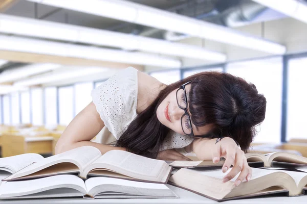 Estudiante durmiendo y soñando en la clase 1 — Foto de Stock