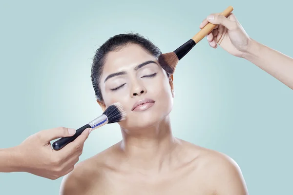 Kvinna med makeup artist händer — Stockfoto