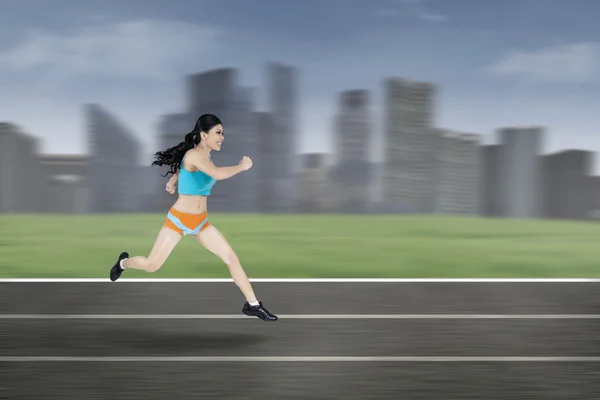 Mujer joven corriendo afuera —  Fotos de Stock