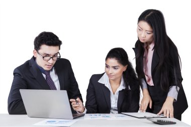 Masanın üzerinde bir iş planlama iş takım