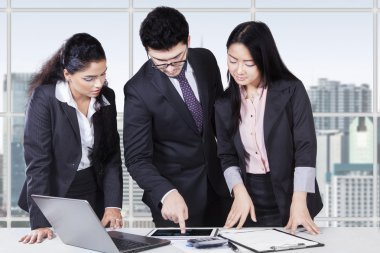 İşadamı açıklayan Grafik Tablet