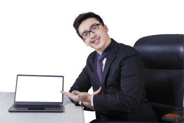 Beyaz adam boş dizüstü bilgisayar monitörü