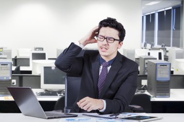 Evrak ile karışık erkek muhasebeci