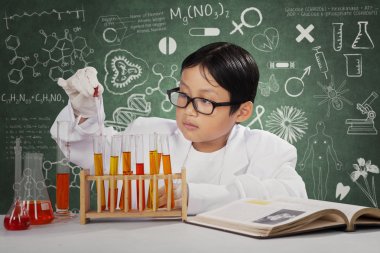 Küçük bilim adamı deney yapıyor