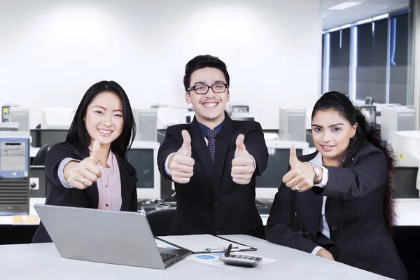Equipe de negócios com polegares para cima no escritório — Fotografia de Stock
