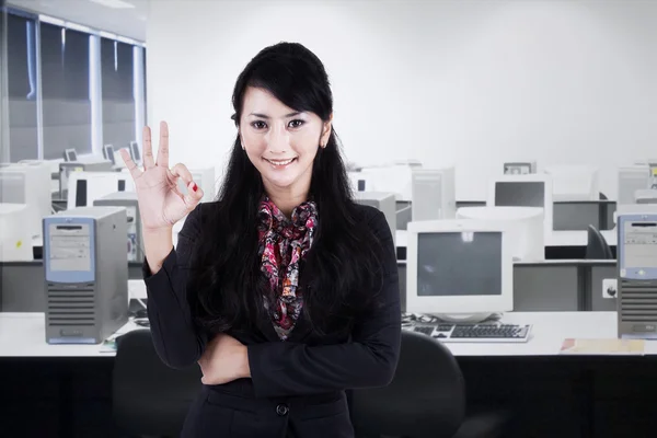 Businesswoman gesturing okay 2 — Stock Photo, Image