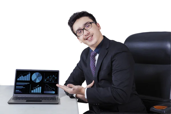 Kaukasiska manager visar finansiella diagram — Stockfoto