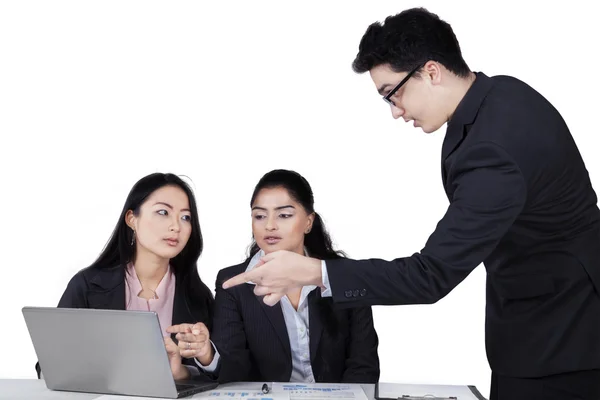 Un hombre de negocios seguro explicando un trabajo — Foto de Stock