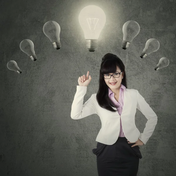 Креативний жіночий менеджер, що вказує на лампочку — стокове фото