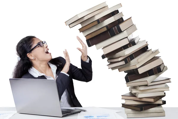 Trabalhador indiano deprimido com livros — Fotografia de Stock