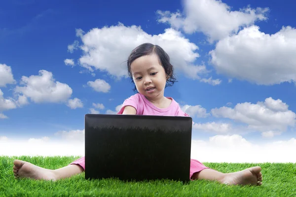 E-learning for girl under blue sky — Stock Photo, Image